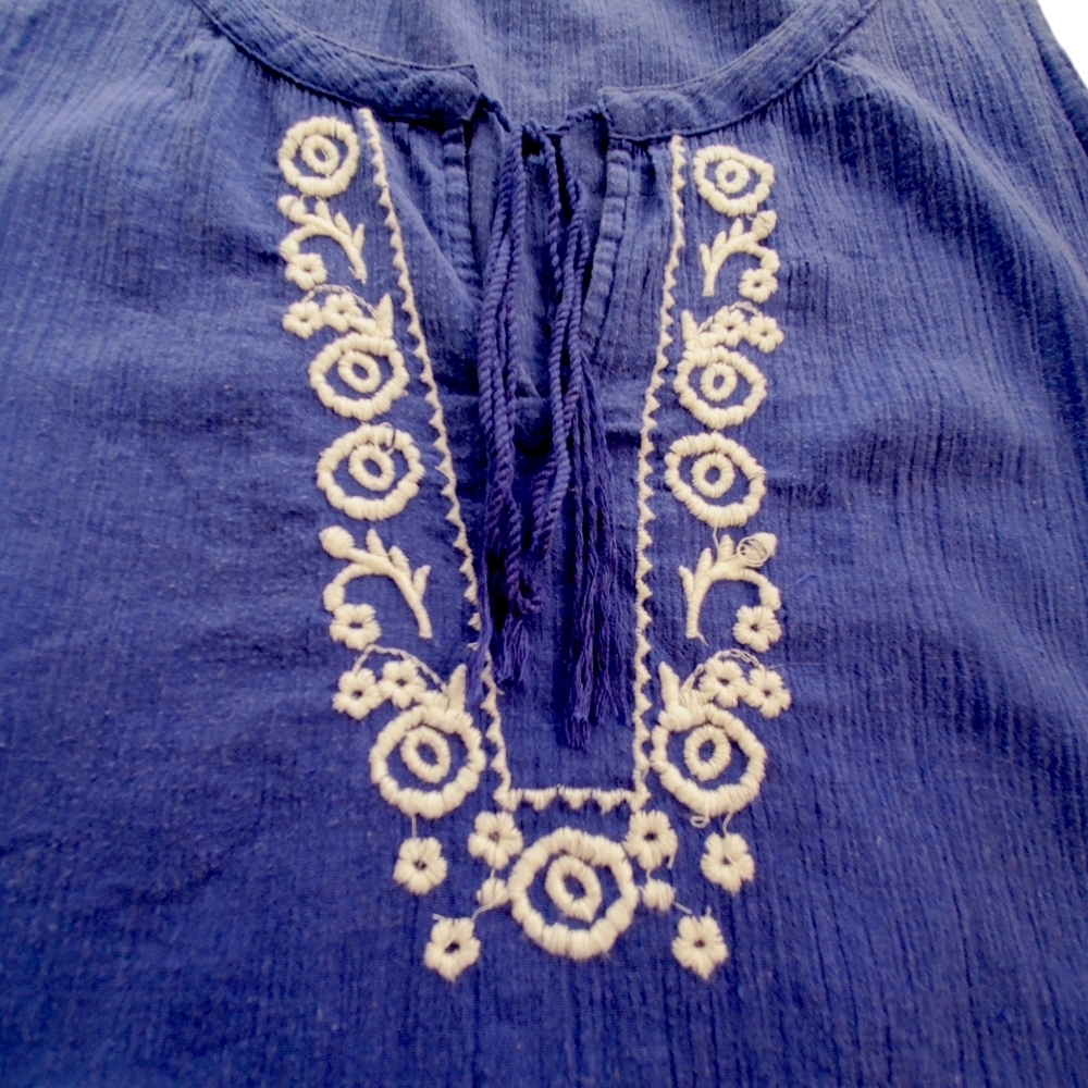Gap Sleeveless Tank Embroidered Design - Picture 3 of 7